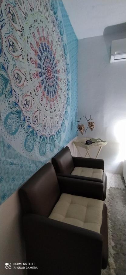 Suite con cama grande y vistas a la piscina