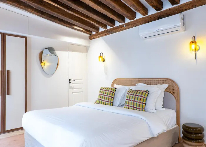 Holidaysinparis - Bourg Tibourg