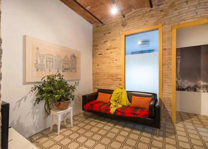 Happy People Sagrada Familia St Pau